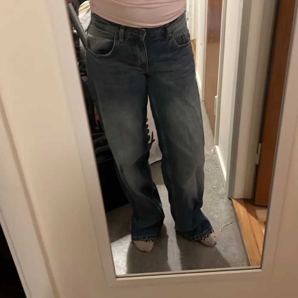 Säljer ett par blå jeans som är baggy och låg midja. De har en klassisk femficksdesign och en avslappnad stil. Perfekta för en casual look🎀Passar om man har 38 i jeans🤗köpte jeansen för 800 kr. Priset kan diskuteras!. Farkut & Housut.