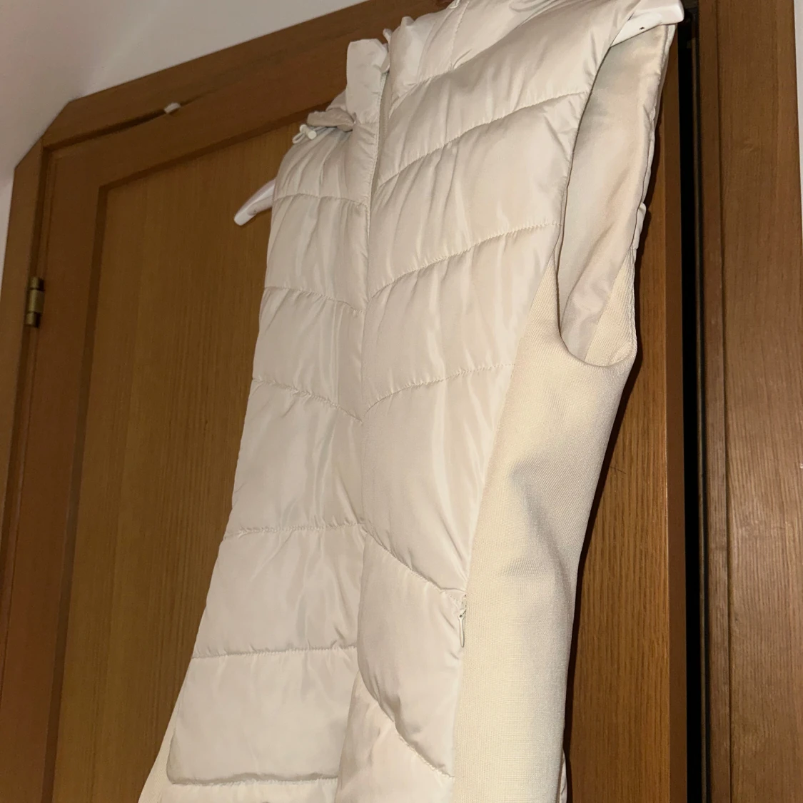 Beige dunväst från Zara - 90