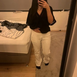 Vita juicy couture byxor - Säljer mina vita juicy mjukisbyxor då de inte kommer till användning längre💕