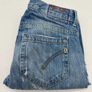 DONDUP GEORGE JEANS  - - Dondup George jeans - storlek 31, benlängd: 102cm, midjemått: 38cm - Nypris runt 4000 - Kontakta för fler frågor eller funderingar // Deluxecloset 