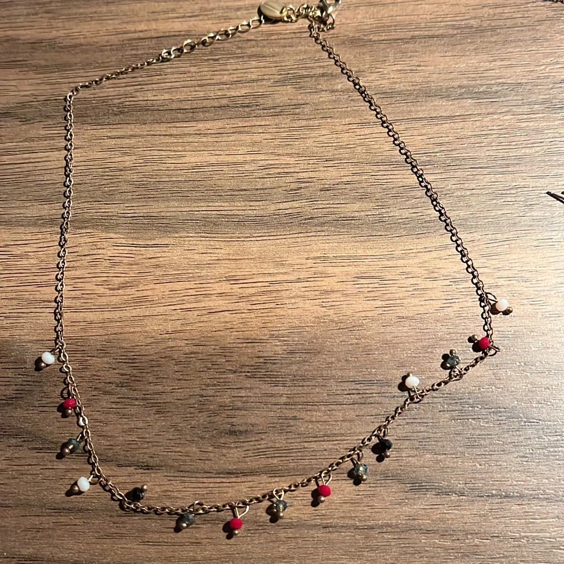 Halsband med färgglada pärlor