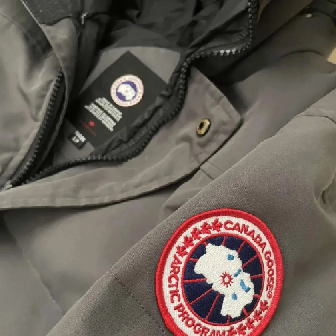 Grå dunjacka från Canada Goose - 90