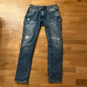 Replay Anbass med slitningar - Replay anbass med sköna slitningar! Storlek 32/32 och i princip oanvända