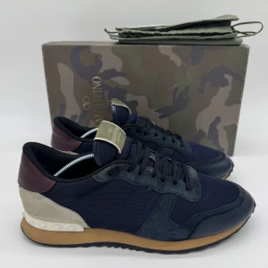 VALENTINO ROCKRUNNERS  - - Valentino Rockrunners- Skick: 9,5/10 - Tillbehör: ALL OG (box, dustbags och kort) - Storlek 42 sitter som 43 - Nypris ca 7500kr // DeluxeCloset