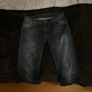 Nudie jeans slimfit W29 L32 - Tjo! Säljer dessa tvär feta och stilrena Nudie jeans. De är i sjukt bra skick och är så gott som nya. Ny pris 1600, mitt pris 600. Det är bara att kontakta vid funderingar/mer bilder🤩🤩 Snabb affär=billigare pris🤝🤝