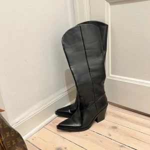 Svarta cowboy boots - Snygga svarta cowboy boots i skinn med spetsig tå och klack. Använda ca 4 ggr så väldigt bra skick! Från Zara 