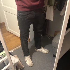 Svarta jeans från Replay - Snygga svarta Replay Anbass jeans i slim fit. Storlek:31. Använda: Max 5 gånger