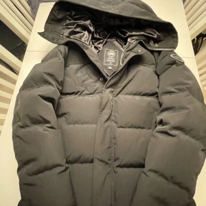 Canada goose jacka - Tjena, nu säljer jag min feta cg jacka med black label. Den är i väldigt bra skick 10/10. Inga bieffekter eller spår av skador. Denna jackan är perfekt för vintern
