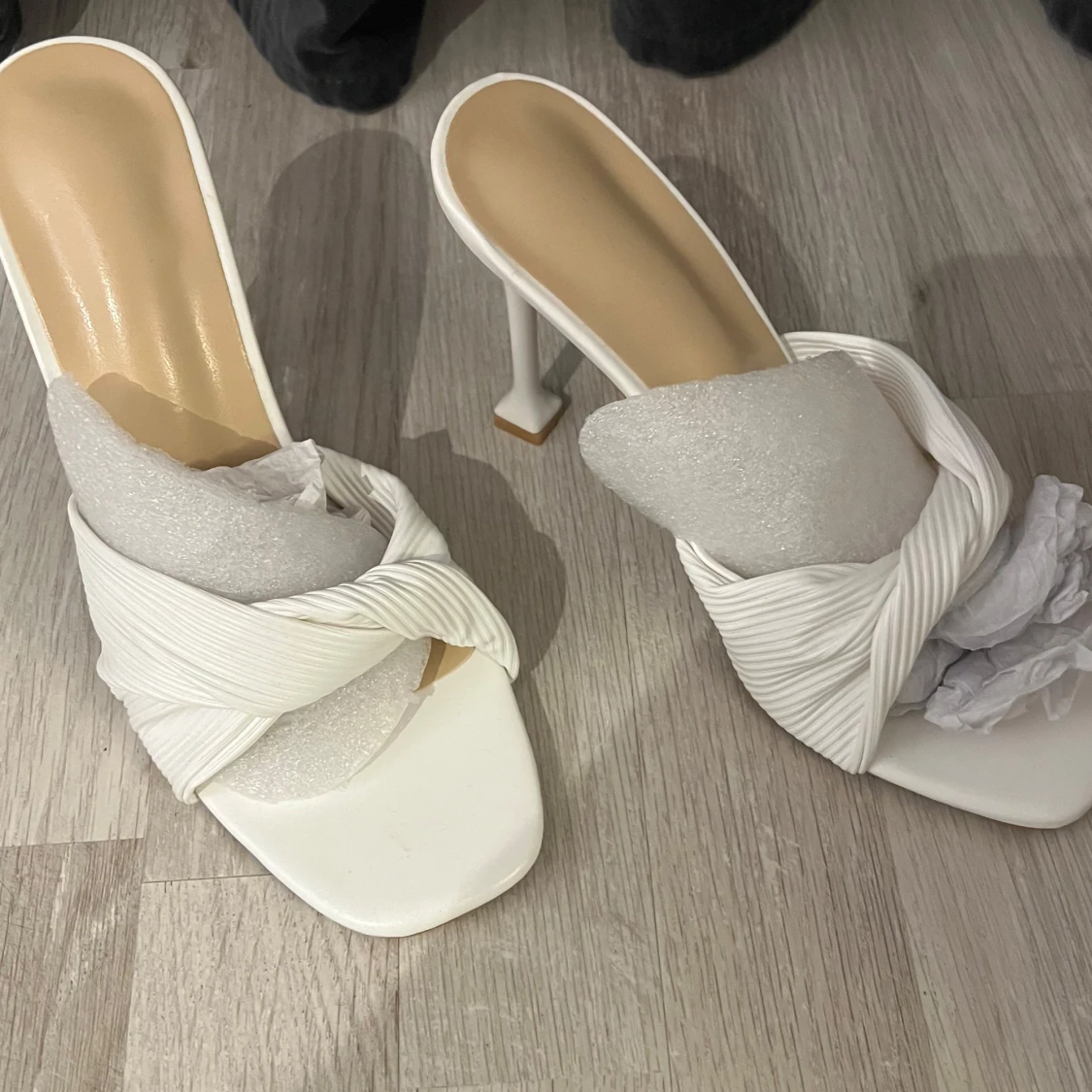 Vita klackskor med flätad detalj