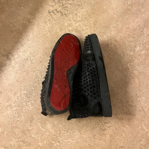 High Christian Louboutins black - Köpte ett par nya louboutins, och dem blev lite för små för mig. Få personer som har dessa skor i landet. #MMG