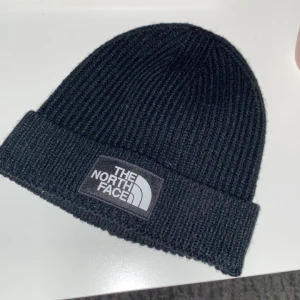 Äkta the north face mössa - Varm snygg mössa som passar me alla outfits, aldrig använd helt ny. Kan mötas upp skickar inte 