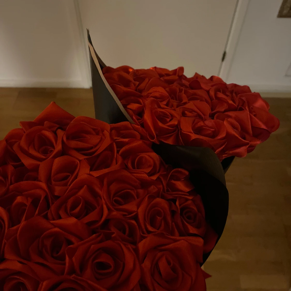 Bukett med röda rosor och nallebjörn