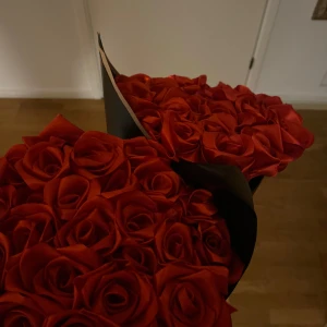 Bukett med röda rosor och nallebjörn - En vacker bukett med evighets rosor, dekorerad med en söt nallebjörn. Perfekt som en romantisk gåva eller för att visa uppskattning. Rosorna är omsorgsfullt arrangerade och nallen ger en extra charmig touch. Priset diskuteras privat beroende på hur många rosor man vill ha och vad man vill ha för detaljer 