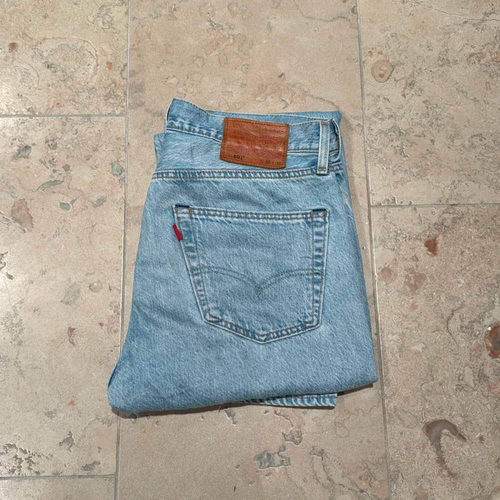 Ljusblåa Levi’s jeans i befintligt skick, storlek W32 L30. Säljer pga att de inte används längre.. Farkut & Housut.
