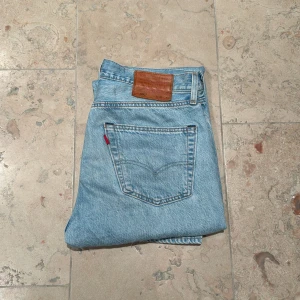 Levi’s lot 501 jeans - Ljusblåa Levi’s jeans i befintligt skick, storlek W32 L30. Säljer pga att de inte används längre.