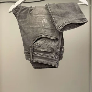  jeans Replay - Tjena! Säljer detta par sjukt limeterade replay jeans i stolek w30! Skick 9/10! Inga defekter! Har ni några frågor så är det bara att höra av sig!😁