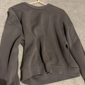 Grå lite tjockare tröja från Gina Tricot i storlek xs - Säljer en stilren bekväm grå lite tjockare tröja från Gina Tricot i storlek xs.💕 Tröjan har långa ärmar och en rund halsringnin, är i bra skick förutom en liten fläck som knappt syns.
