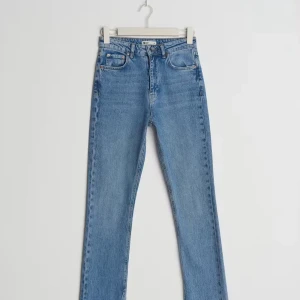 Raka, blå jeans med slits - Blå jeans med slits nertill och hög midja från Gina tricot. Kan visa egna bilder, lånade bilder från Gina💗