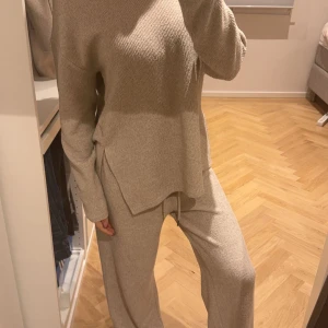 Mjukisset - Mysig beige stickad tröja med matchande mjukis byxor säljs som set! 