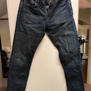 Mörkblå jeans från Ralph Lauren - Säljer ett par snygga mörkblå jeans från Ralph Lauren med klassisk femficksdesign och broderad RL-logga i rött. Jeansen har en slim passform och dragkedja i gylfen. Perfekta för en stilren look.