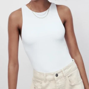 Vit bodysuit  - Ny vit bodysuit från Zara. Strl small med tag kvar.