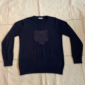 Grisch marinblå finstickad Kenzotröja. - Hej!👋🏻Säljer en snygg marinblå finstickad tröja från Kenzo med ett coolt tigerbroderi på framsidan.👕🔵 Tröjan är mycket bra skick och har inga slitningar eller hål 🥂👍Eftersom tröjan är av ett exklusivt märke, är mitt pris 500kr.😊 Hör av er vid minsta fundering!