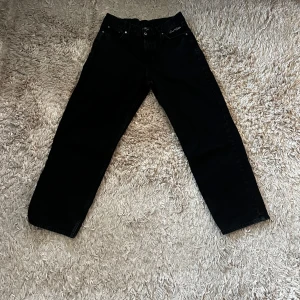 Sweet Skts Jeans - Snygga svarta jeans från Sweet Skts. Säljs då dem inte kommer till användning. Paret är använda men i bra skick. Bara att skriva vid frågor och funderingar!