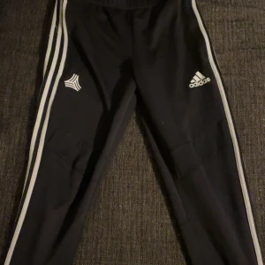 Svarta Adidas byxor - Säljer ett par svarta Adidas träningsbyxor. Använda ett par gånger men är i mycket bra skick😃