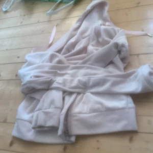 Beige omlottklänning från Gina Tricot - Säljer en stilren beige omlottklänning från Gina Tricot. Klänningen har en mjuk och bekväm passform med knytband i midjan. Perfekt för en avslappnad och chic look.