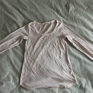 Ljusrosa ribbad långärmad topp från H&M - Säljer en stilren ljusrosa ribbad topp från H&M med långa ärmar. Perfekt för lager-på-lager eller som den är. Enkel och mångsidig design som passar till det mesta. 🧡