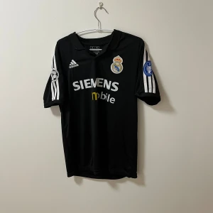 Real Madrid fotbollströja ”Zidane” - Säljer en fet Real Madrid fotbollströja med Zidane på ryggen. Det är en champions league tröja och är väldigt sällsynt. ⚽️