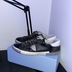 Svarta sneakers från Philippe Model - Tja! Säljer nu mina phillipe models för att dom inte kommer till någon användning, Skick 8/10, skorna är sparsamt använd dock så finns det ett litet hål inuti skon som man kan se på bild 4 men det är inget som känns när du bär skorna. Og box ingår! Kom med bud👍