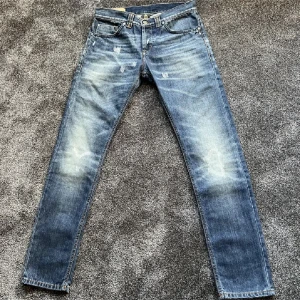 Blå Dondup byxor - Ett par schysst Dondup brallor som inte passar mig längre. Nypris 3000 kr Kan gå ner i pris om det är en snabb affär!