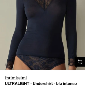 Blå långärmad topp från Intimissimi - Elegant blå långärmad topp från Intimissimi med spetsdetaljer vid halsringningen och ärmsluten. Perfekt för en stilren look. Köpte denna för inte länge sedan, har inte kommit till användning då jag redan har en vanlig intimissimi utan spets i samma färg, använt endast ett fåtal gånger Skrig för fler bilder 💕