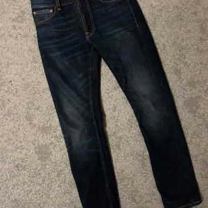 Nudie jeans - Nudie jeans i nyskick. Köpta på byxshopen i Falun i augusti men har inte använts mer än 10 gånger.  Storleken är 29/32 och de har inga defekter. Hör av dig vid mer funderingar. MVH Anton.