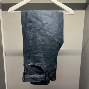 Levis 501 jeans - Klassiska Levis 501 jeans i en snygg blå färg. Dessa jeans har en straight passform och är midwaist. Perfekta för en avslappnad stil 