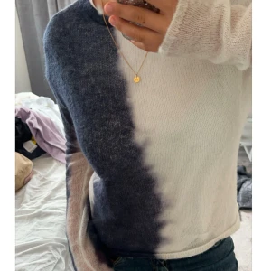 Cool tröja  - Säljer denna as balla och trendiga tröja från Weekday⚡️⚡️Endast använd en gång men den är så så snygg, men känner inte att den kommer till användning💕💕skriv för fler bilder!