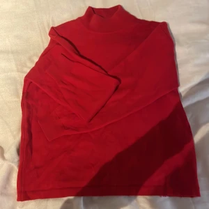 Röd polotröja - Snygg röd polotröja med långa ärmar och ribbad krage. Perfekt för kyligare dagar och ger en stilren look. Passar bra till både jeans och kjol.