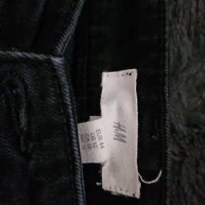 Svarta jeansbyxor från H&M - Snygga svarta jeansbyxor från H&M i storlek EU 44. Byxorna har en klassisk design med en rak passform och normal midja. Perfekta för en stilren look.
