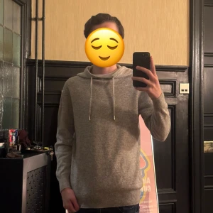 Merino hoodie grå - Tja! Säljer en fet hoodie gjord av merino ull. Lika skönt som Kashmir och passar till massvis av outfits. Luvan kan spännas med två stycken snören. De har också en fin metall bit i slutet som gör tröjan extra unik. Skick: 10/10 Inga skador finns. Hör av er vid frågor!😌