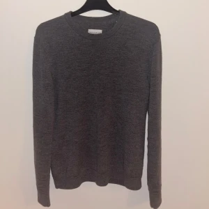 Grå merinoulltröja - Säljer en stilren grå tröja från These Glory Days i Superior Merino. Den är mjuk och bekväm, idealisk för både vardag och mer uppklädda tillfällen | Storlek: S | Skicket på tröjan är väldigt bra utan några defekter alls (använd en gång) - Pris: 450kr - Nypris: 899kr - Skriv vid funderingar!