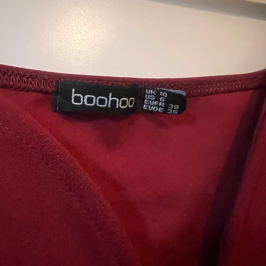 Vinröd klänning från Boohoo