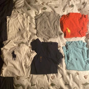 6 Ralph Lauren Pikéer - Hej! Säljer nu dessa feta Ralph Lauren Pikéer! Du kan få 1 för 200, 2 för 350, 3 för 500, 4 för 600, 5 för 700 och till sist, alla 6 för 750kr! Alla är i toppskick och är ett bra alternativ till att köpa nytt! Om du är intresserad, kontakta mig gärna  om vilken eller vilka pikéer ni vill ha. Vi ses 🙌