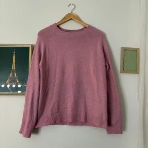 Rosa stickad tröja - Använd 3 ggr max.Mysig rosa stickad tröja med rund hals och långa ärmar. Perfekt för kyliga dagar och ger en avslappnad stil. Ribbstickade muddar vid ärmslut och nederkant. 