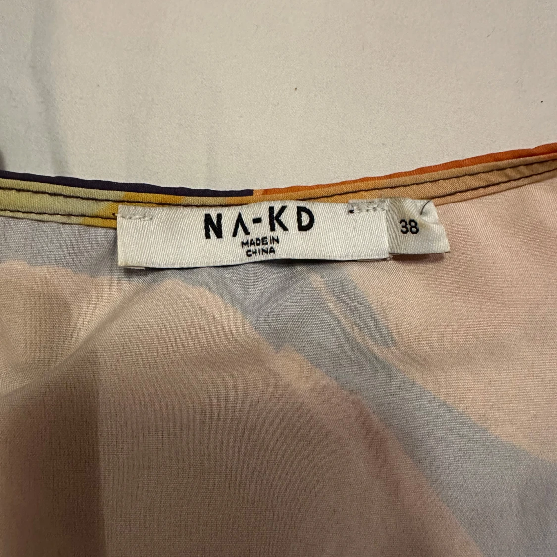 Färgglad omlottopp från NA-KD - 92