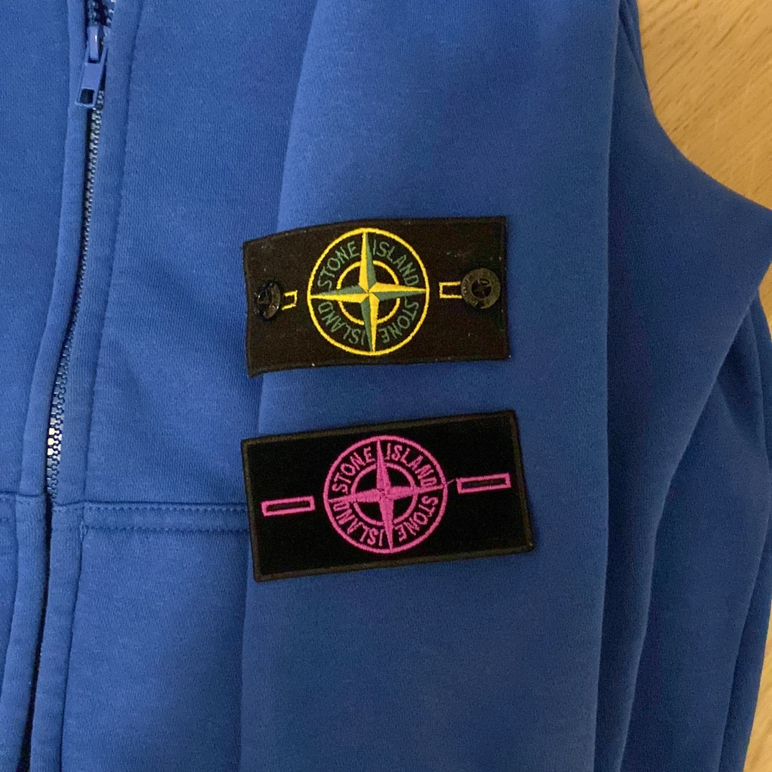 Blå hoodie från Stone Island - 90