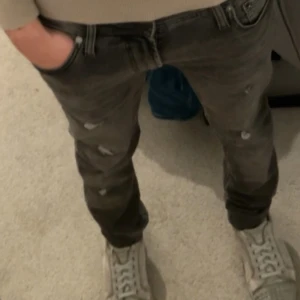 Ripped jeans - Säljer nu dessa jeansen i nyskick bara höra av er vid minsta lilla! Storlek 29/32