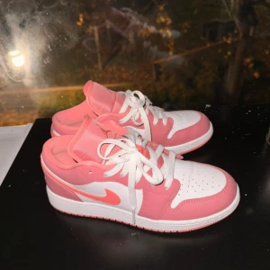 Nike Air Jordans i rosa och vit - Snygga Nike Air Jordans i en fräsch kombination av rosa och vit. Använd 2 gånger 