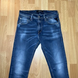 Replay Jeans - Tja säljer nu ett par blåa replay jeans i storlek 28 för endast 399kr! ‼️Storlek 30 passar som 28 ‼️Pris är ej hugget i sten, hör av er i dm vid funderingar 🙌
