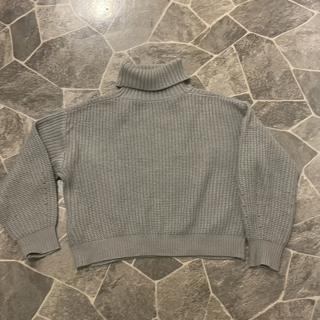 Grå stickad polotröja